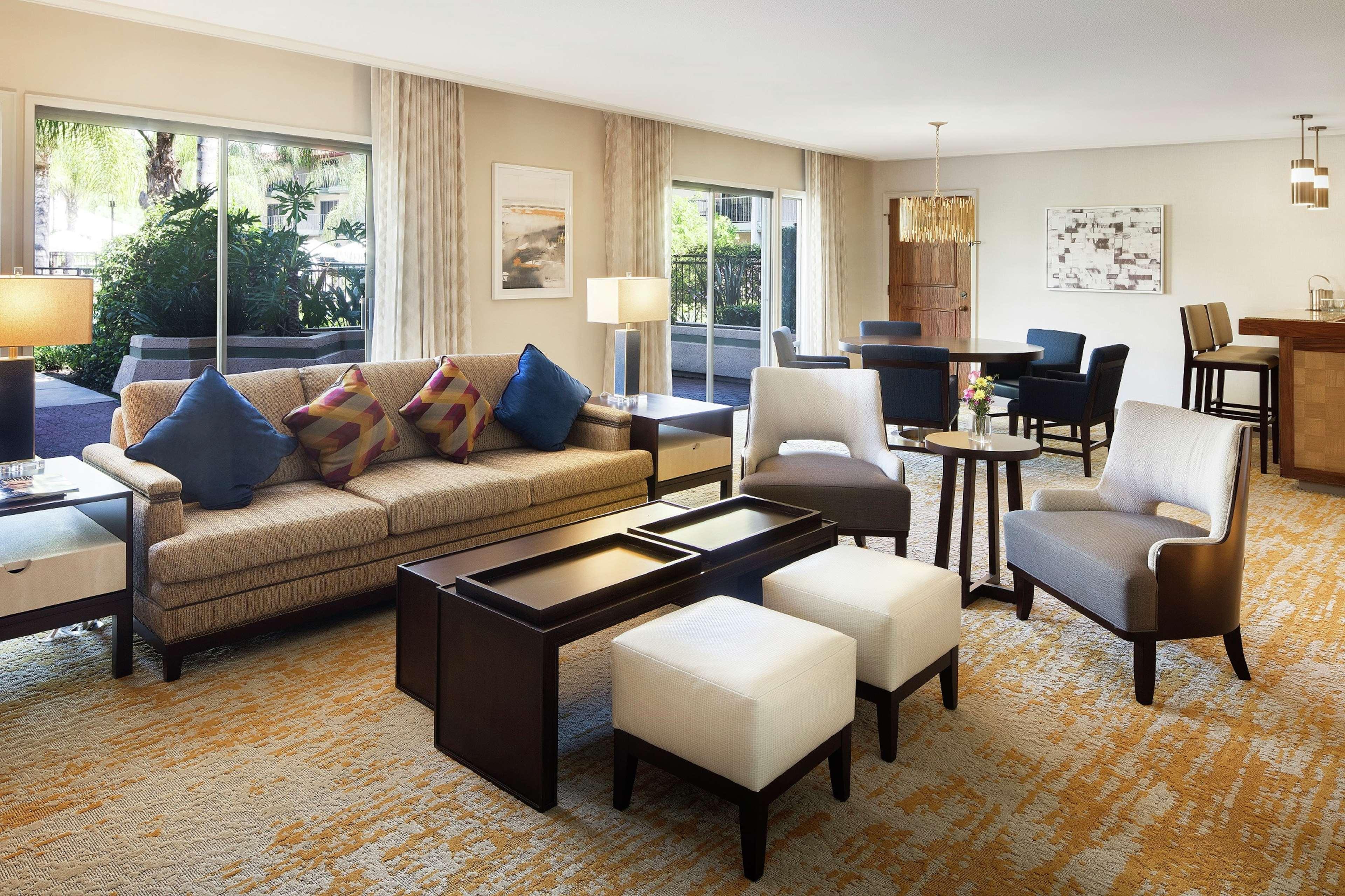 ดับเบิ้ลทรี โฮเต็ล ออนตาริโอแอร์พอร์ต Hotel ภายนอก รูปภาพ