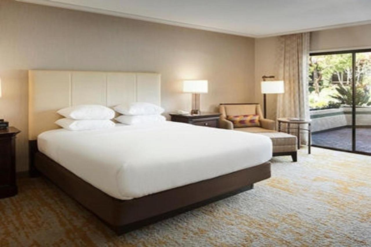 ดับเบิ้ลทรี โฮเต็ล ออนตาริโอแอร์พอร์ต Hotel ภายนอก รูปภาพ